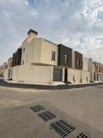 فله نظام شقق دورين وملحق زاويه علي شارعين للبيع